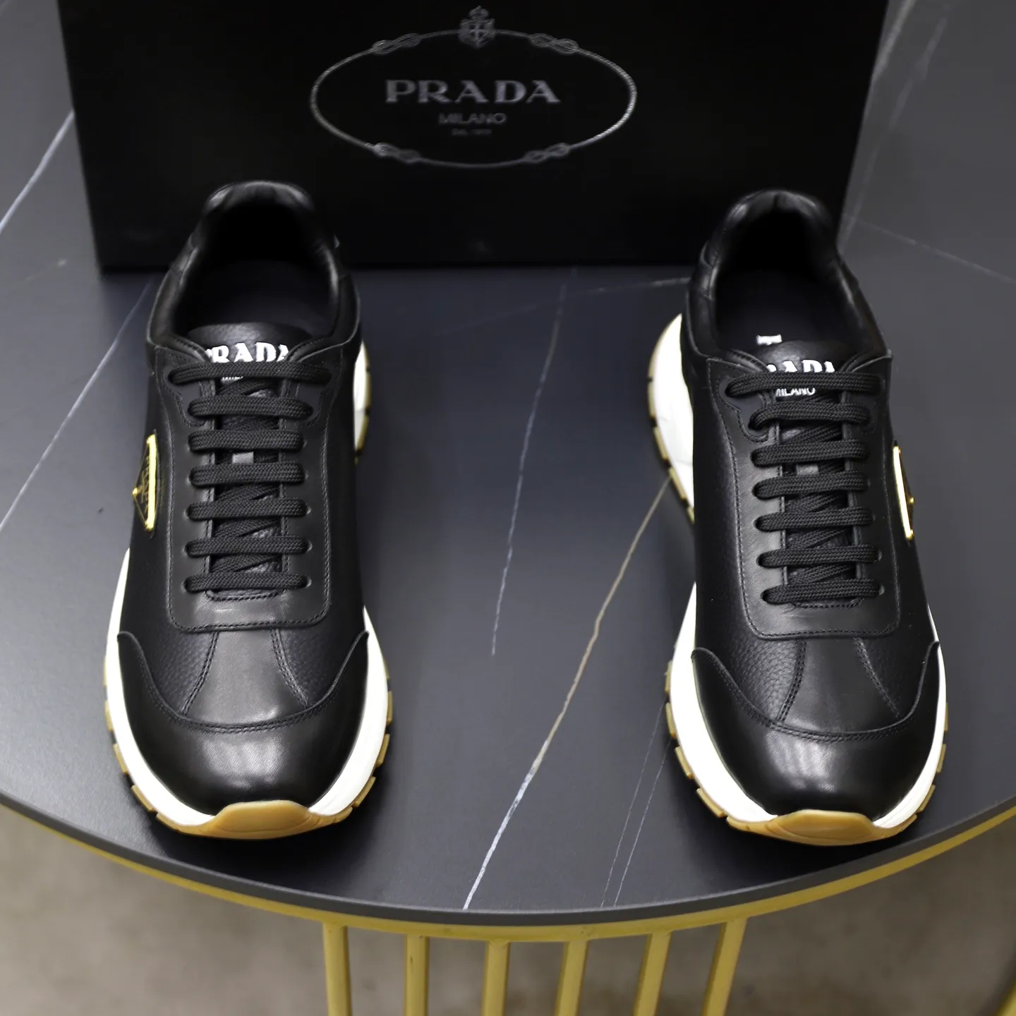 Factory price: 740💰Top original order Brand: PRADA (Prada) Standard code: Men's size 38/44 (45 can be customized) Grade: Same as the official website Material: Original cowhide stitching imported cowhide lining Original combination two-color wear-resistant soft outsole Style category: Leisure and sports version Young fashion European and American trend British style Color: Real picture color